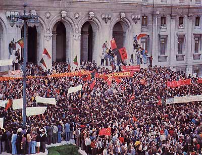 Manifestao em frente ao Palcio de So Bento